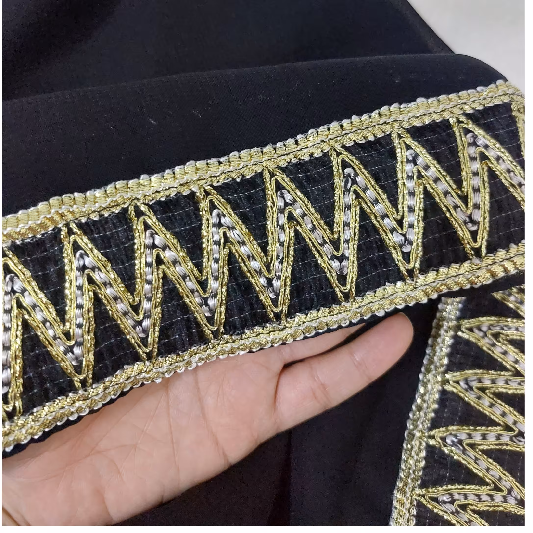 روسری کرپ حریر شیک و مجلسی نواردوزی شده طلایی قواره 140