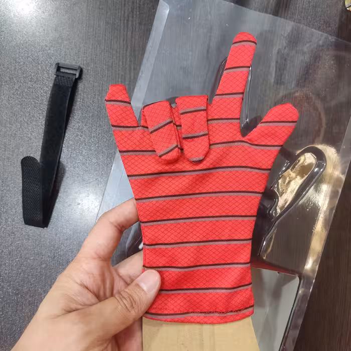 اسباب بازی دستکش مرد عنکبوتی همراه دستگاه پرتاب تیر