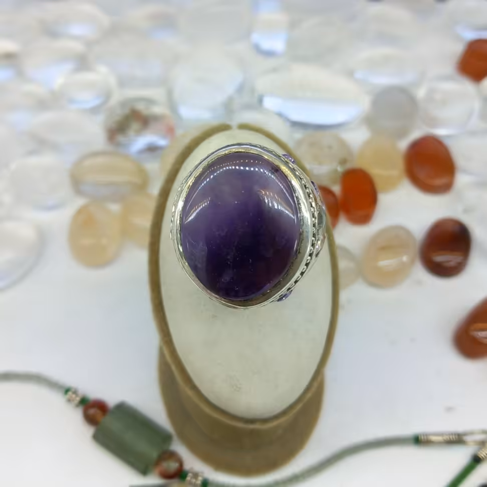 انگشتر دست ساز رکاب زیبا و مخراج کاری شده دو عدد موزونایت اصل دو طرف رکاب با سنگ آمیتیس معدنی اصل تاج کار 