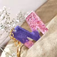 جاکلیدی رزینی دستساز حرف M صورتی بنفش ،نشکن قابل شستشو 