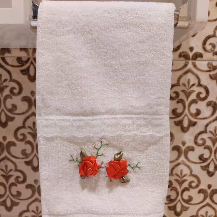 حوله دست و صورت روبان دوزی شده با دست طرح گل رز مینیاتوری