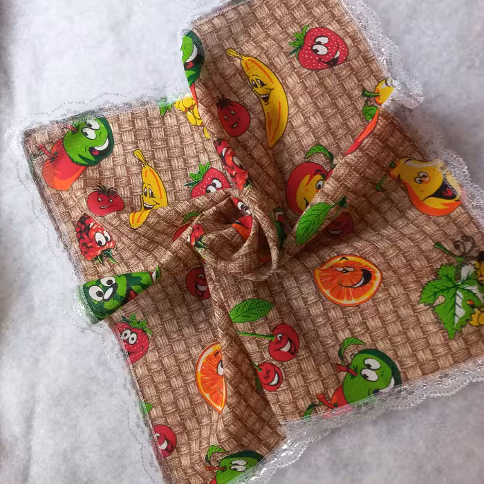 سفره پارچه ای توردوزی شده.صد در صد سانت. سفره