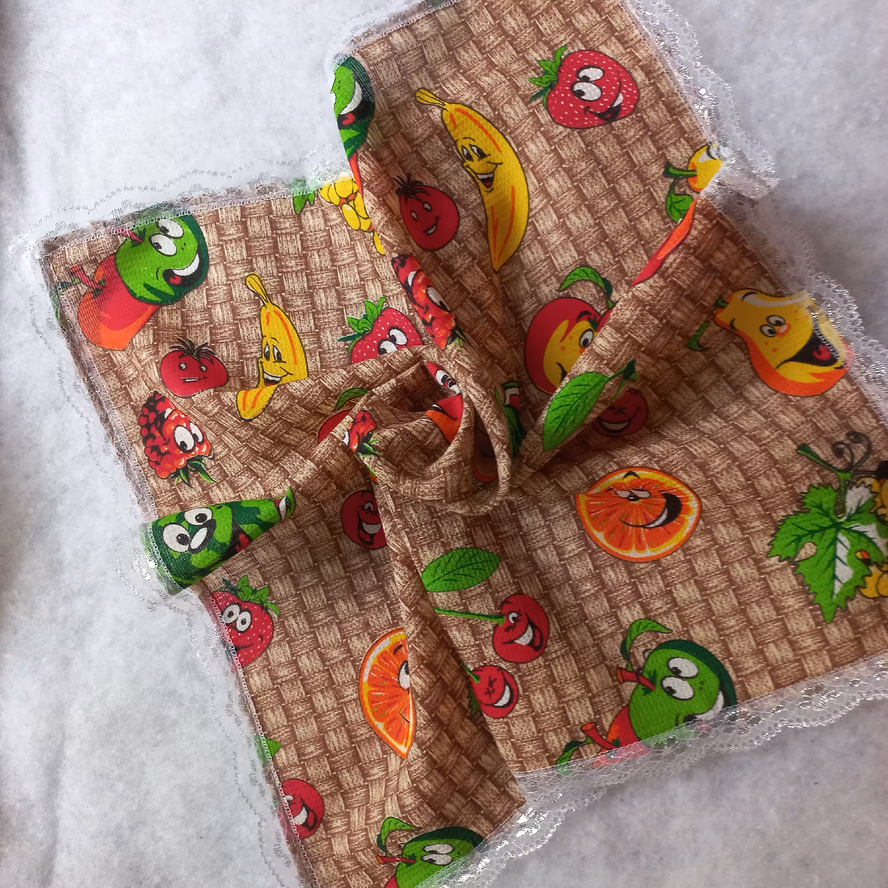 سفره پارچه ای توردوزی شده.صد در صد سانت. سفره