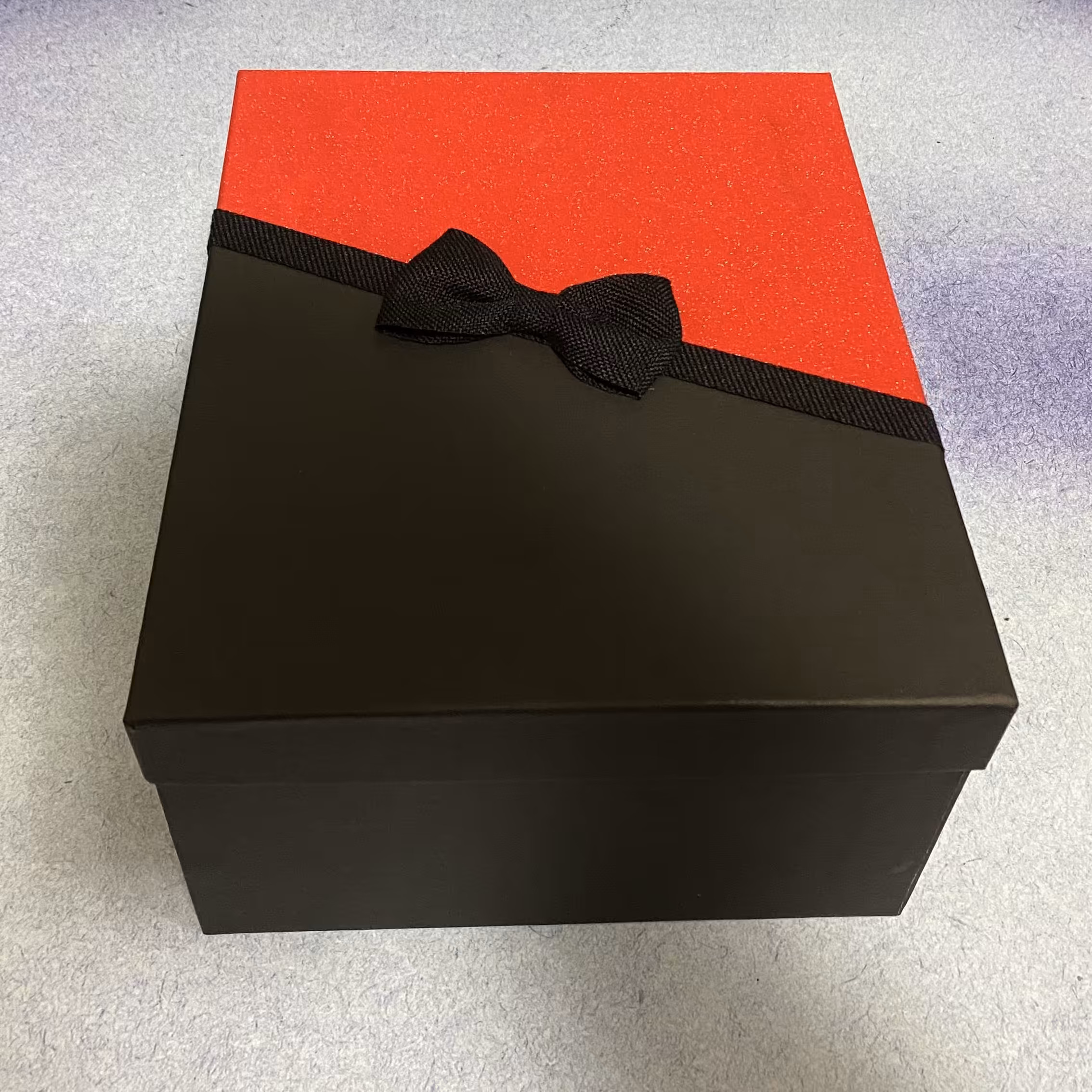 جعبه کادویی مدل مستطیل سایز متوسط رنگ قرمز مشکی،هدیه،سوپرایز