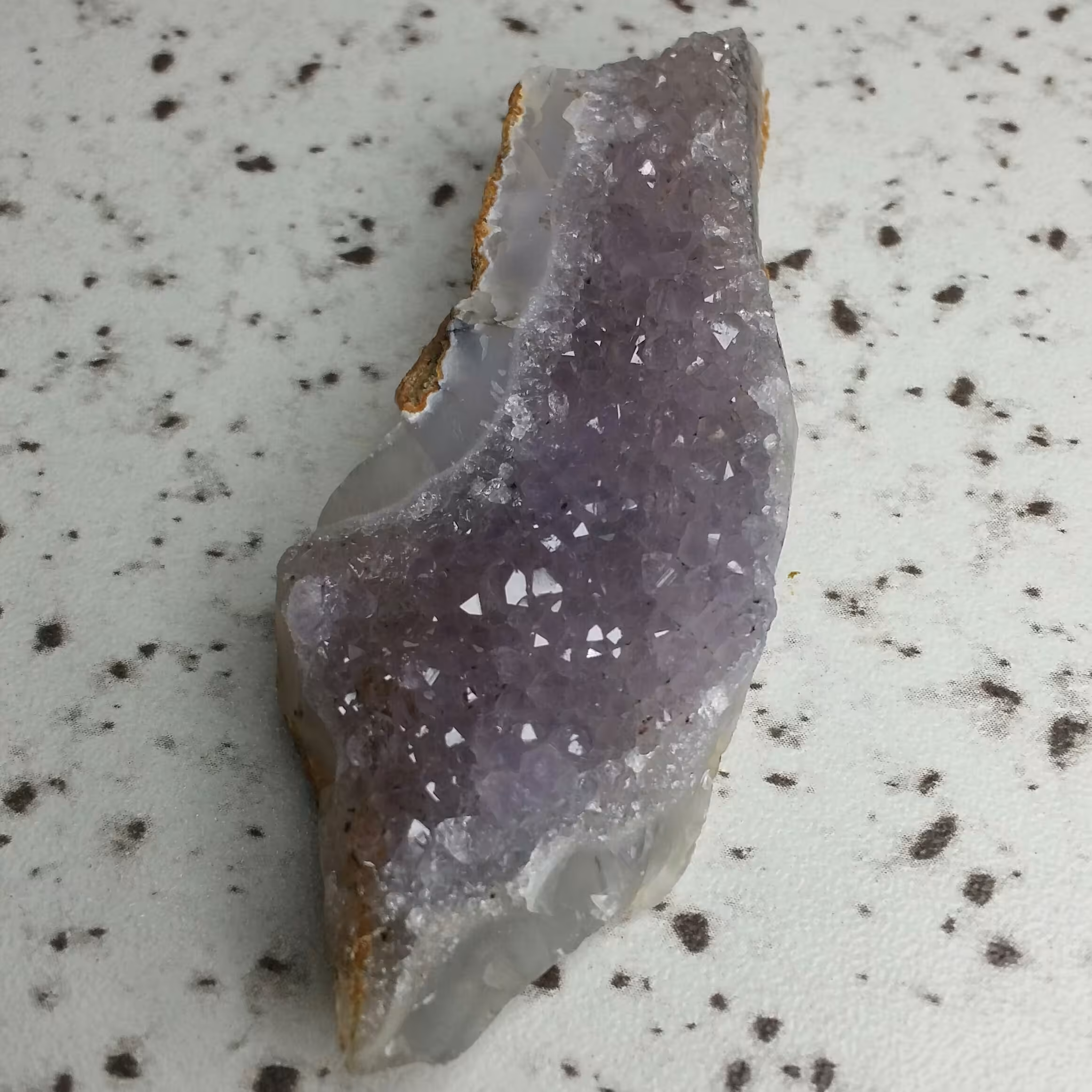 سنگ راف آمیتیس تخت بلور ریز  بسیار پر رنگ خارق العاده بسیار زیبا دیدنی کاملا طبیعی شاهکار خلقت