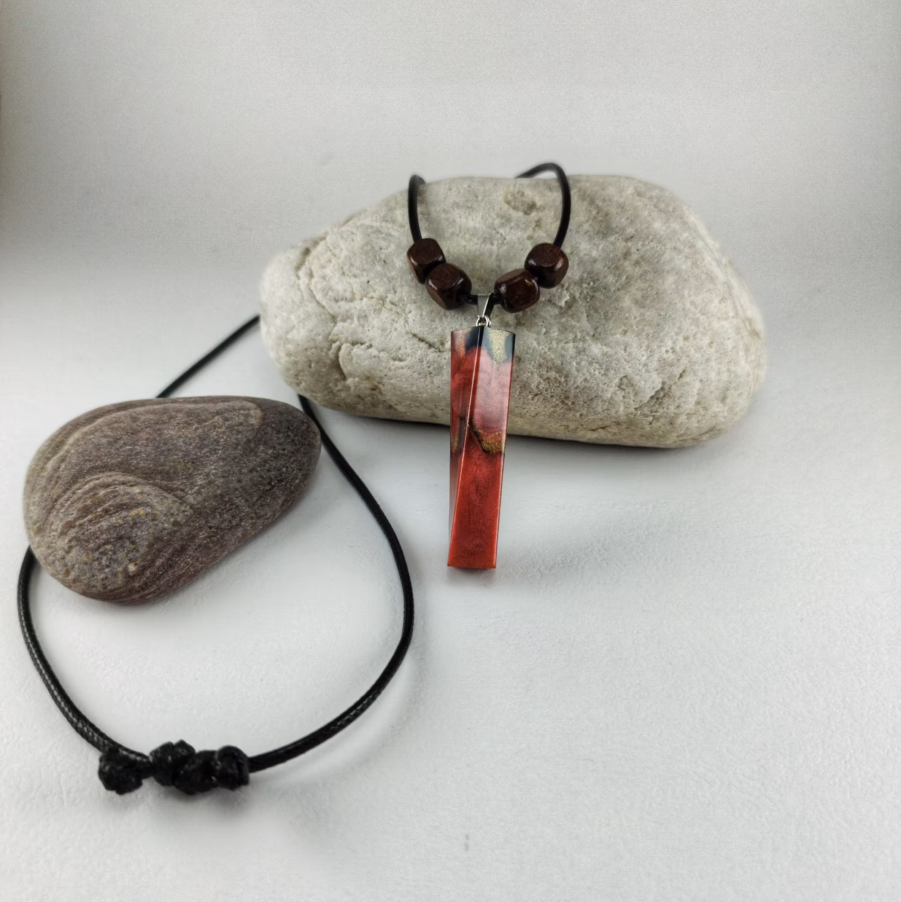 گردنبند اسپرت پیچشی رزینی با بند قابل تنظیم و اتصالات استیل