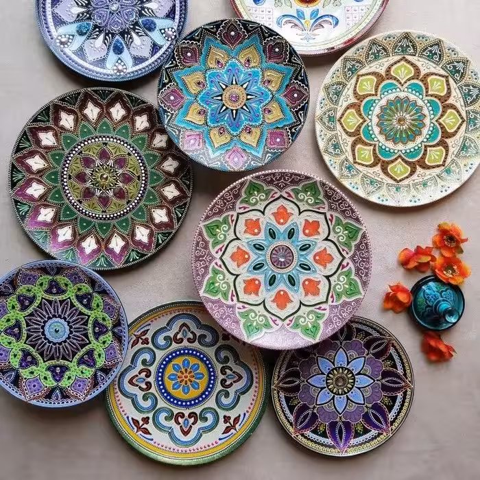 نقاشی و نقطه کوبی روی بشقاب سفالی