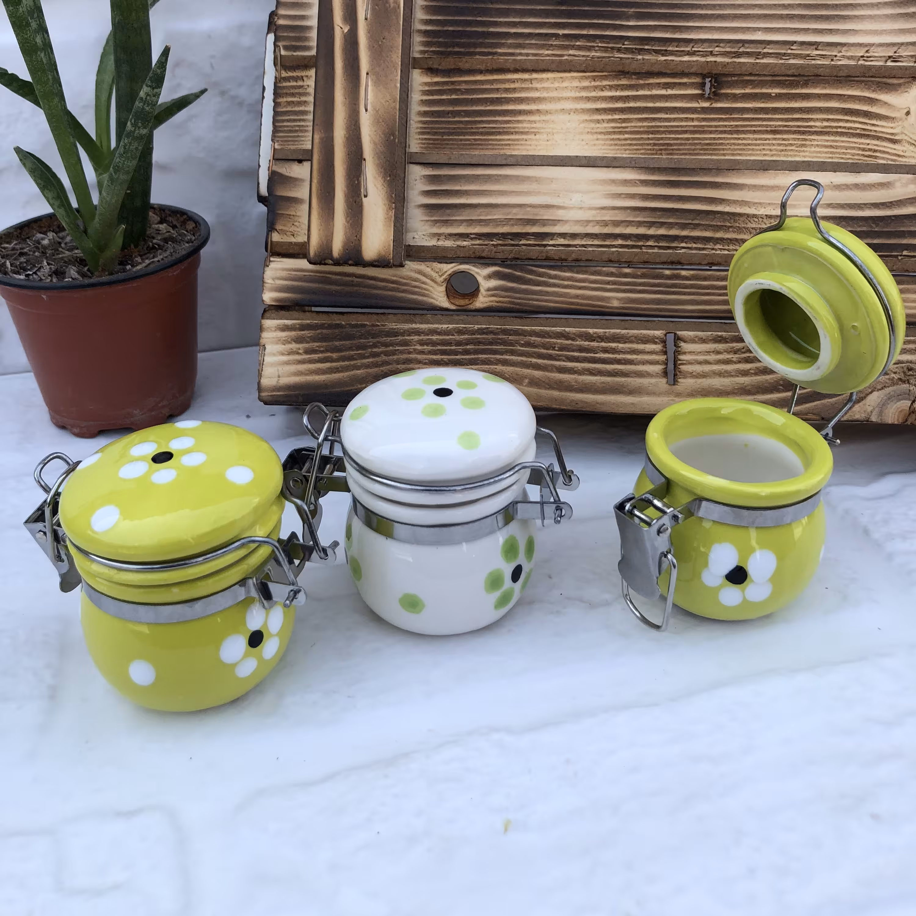 جا زعفرانی وجا ادویه ای سرامیکی دارای درب کلیپسی با چفت فلزی و واشر لاستیکی