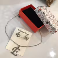 نیمست نقره ای حرف E رنگ ثابت و ضد حساسیت 