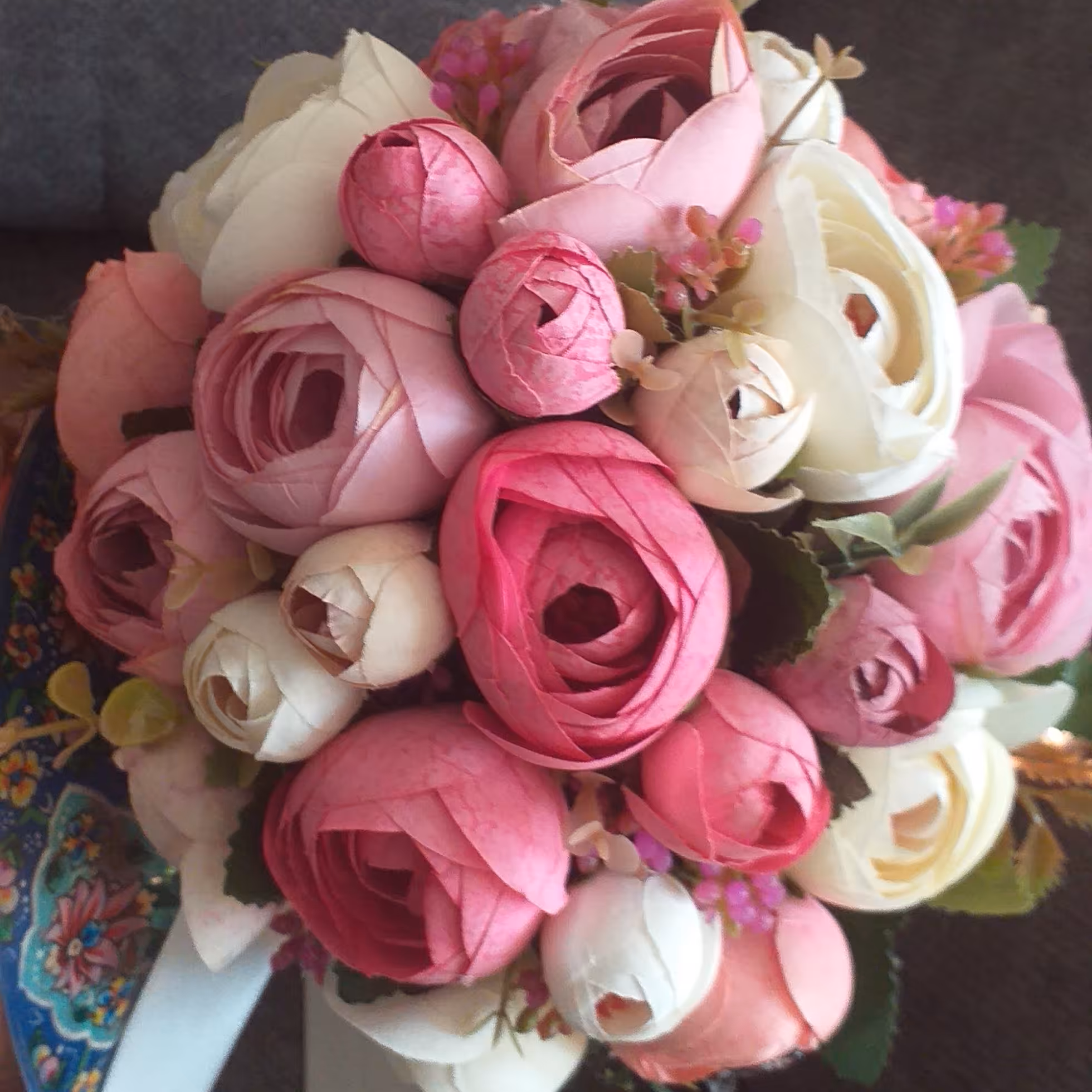 دسته گل عروس به همراه تاج و دستبند و انگشتر و گل جیبی داماد