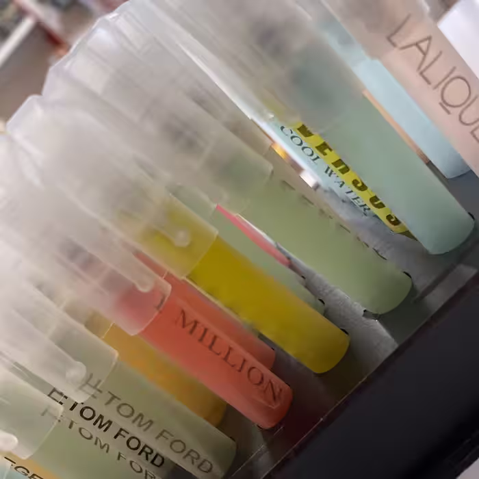 عطر  10 میل اسپری شو خودکاری در رنگبندی جذاب و بوی عالی(تخفیف ویژه)