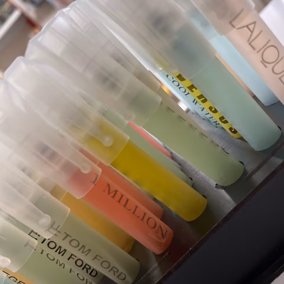 عطر  10 میل اسپری شو خودکاری در رنگبندی جذاب و بوی عالی(تخفیف ویژه)