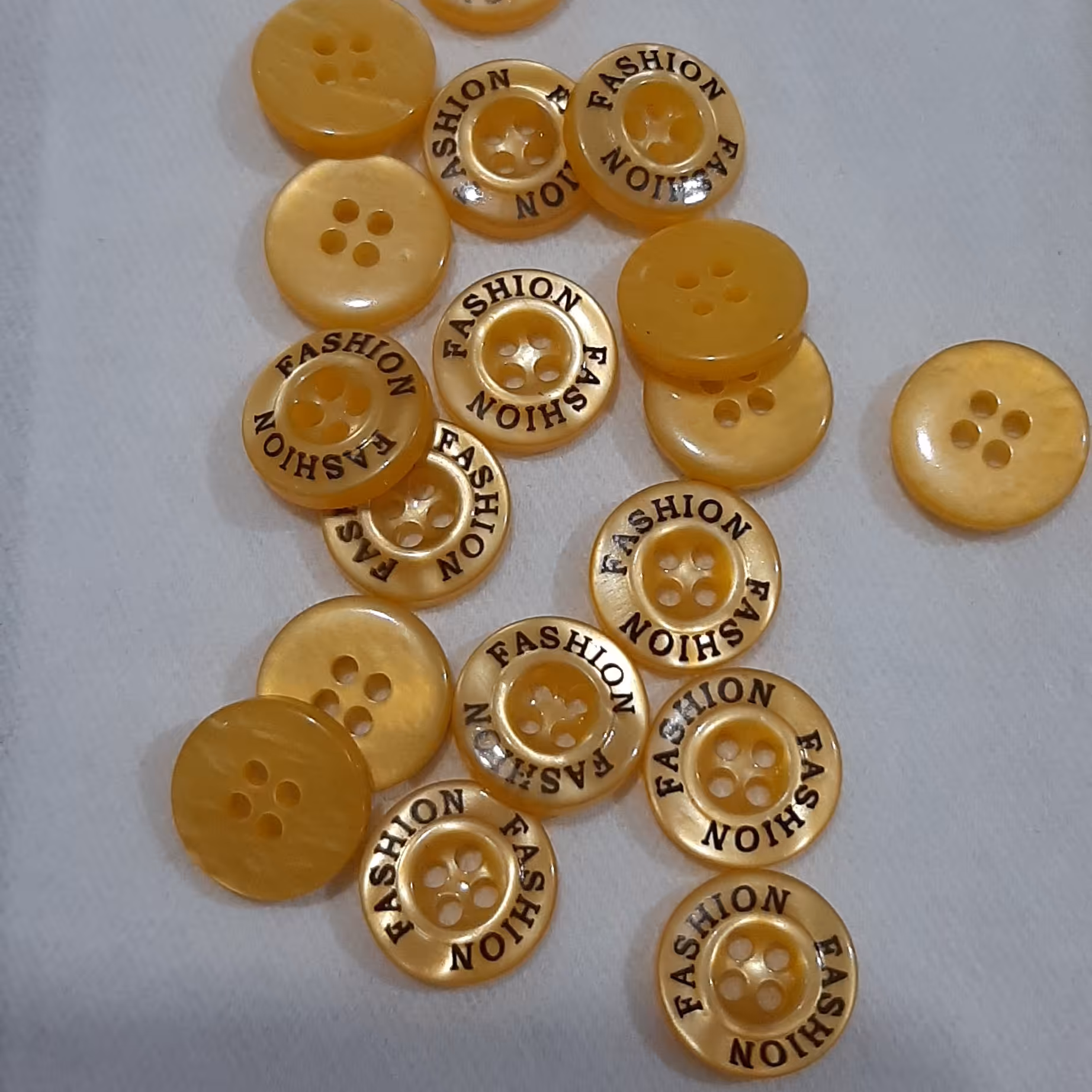 دکمه پیراهن مردانه زرد رنگ  در جه یک .