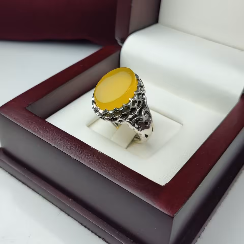 انگشتر  عقیق زرد شرف الشمس زرد رکاب ماشینی دور چنگ مشبک و رکاب شبکه کاری شده 