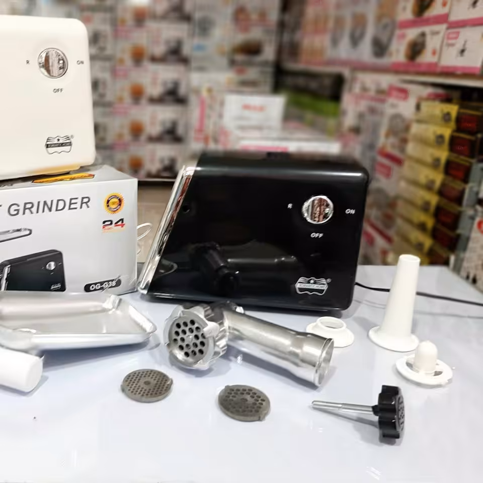 چرخ گوشت مارک  رمانتیک هوم
دو رنگ سفید و مشکی
سیستم چرخش معکوس
جنس تیغه از استیل ضد زنگ
سوسیس ساز
دیسک چرخ کن ریز،متوس