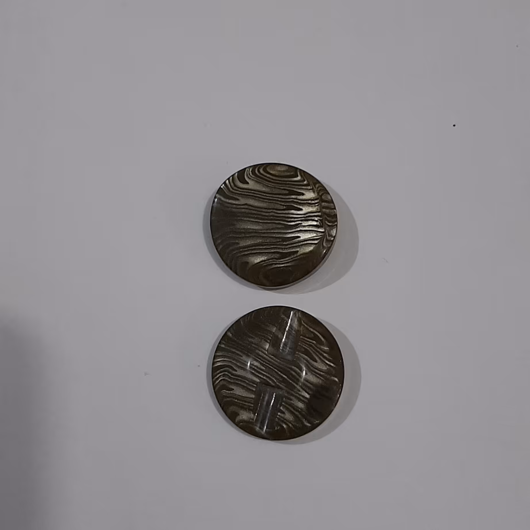 دکمه طرح دار  زیتونی سایز بزرگ مناسب مانتو و کت و پالتو 