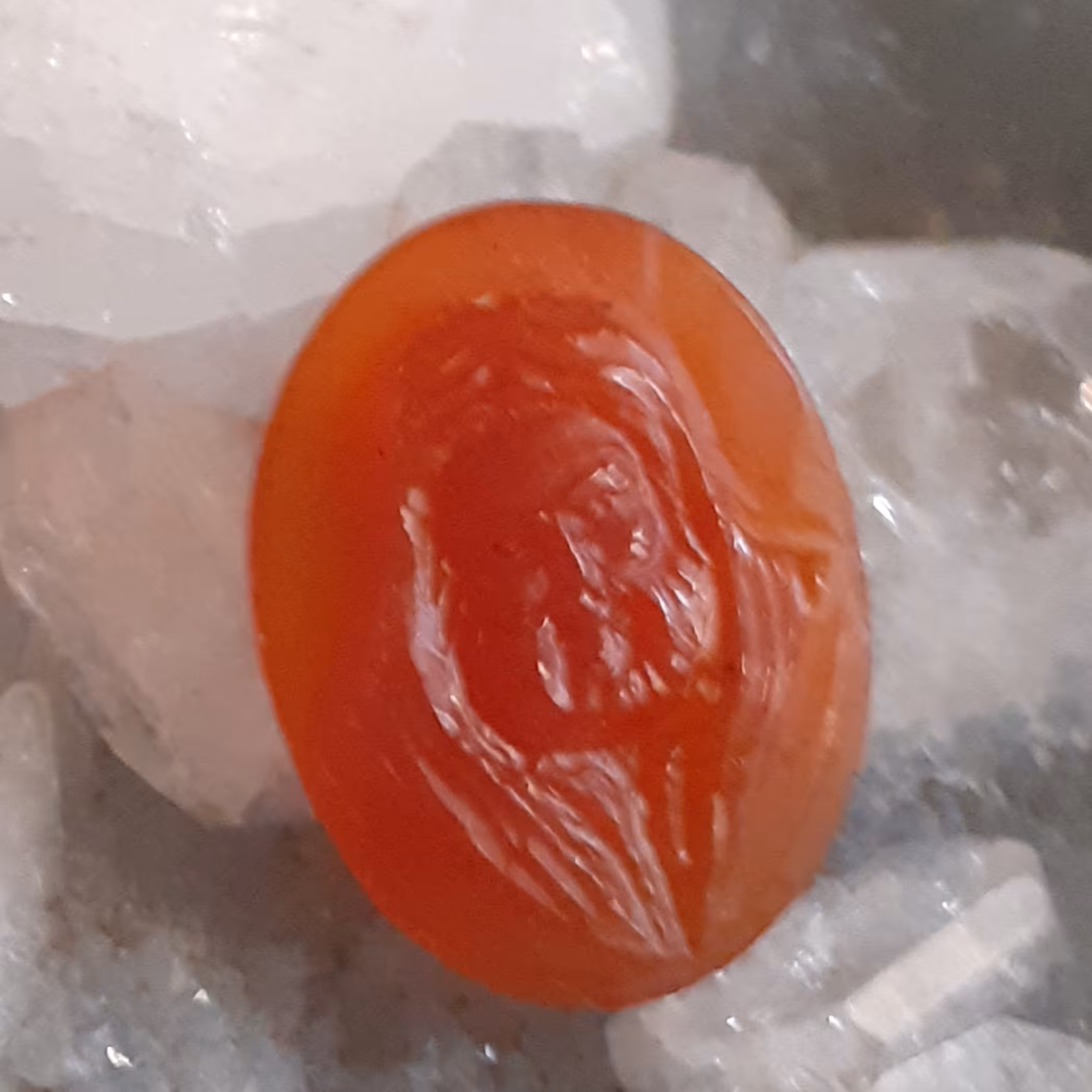 نگین سنگ اصل عقیق یمنی حکاکی با دست رخ برجسته مولا علی ( ع) تک وبی نظیر