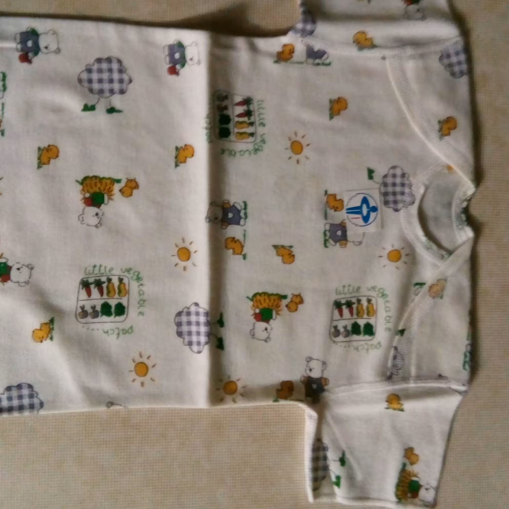 بلوزاستین کوتاه نوزادی بدون درز دوخته شده است