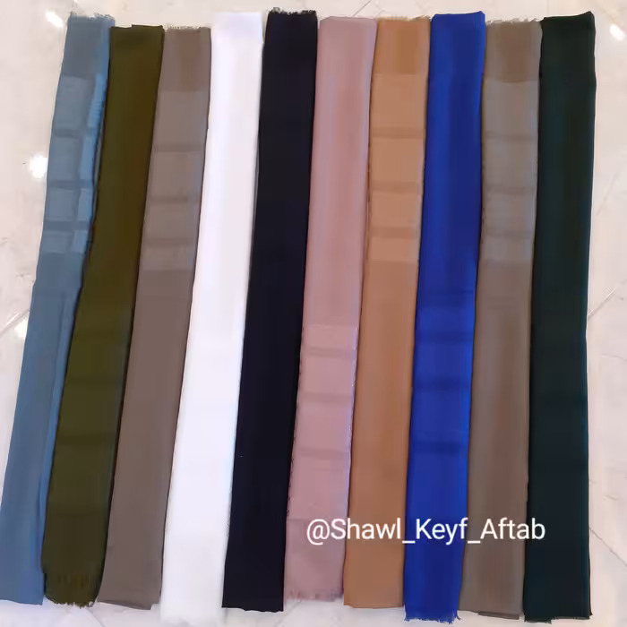 شال نخی در چندین رنگ زیبااا وبا کیفیت نرم و لطیف مناسببرای فصل گرما 