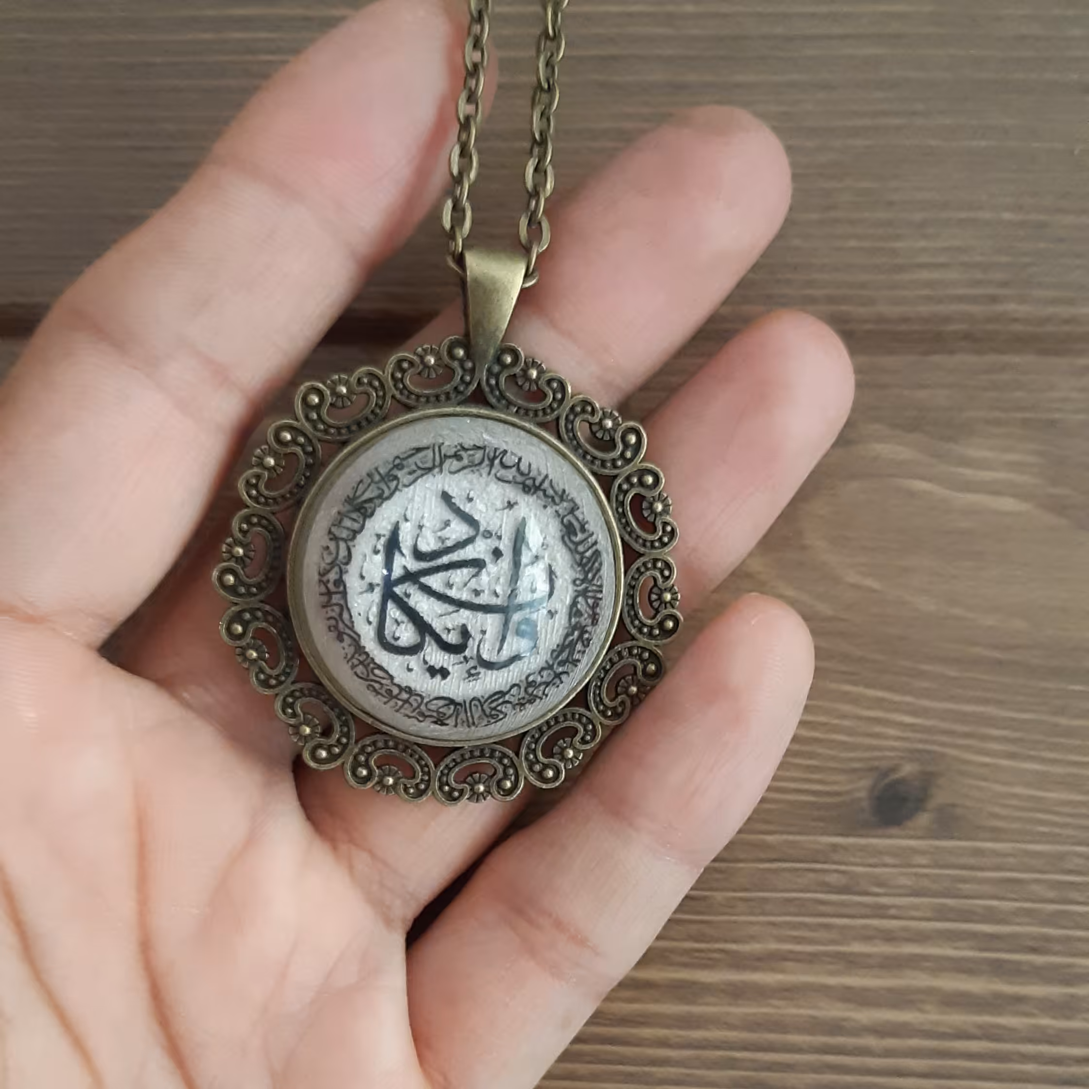 گردنبند و آویز  گرد برنزی مزین به وان یکاد