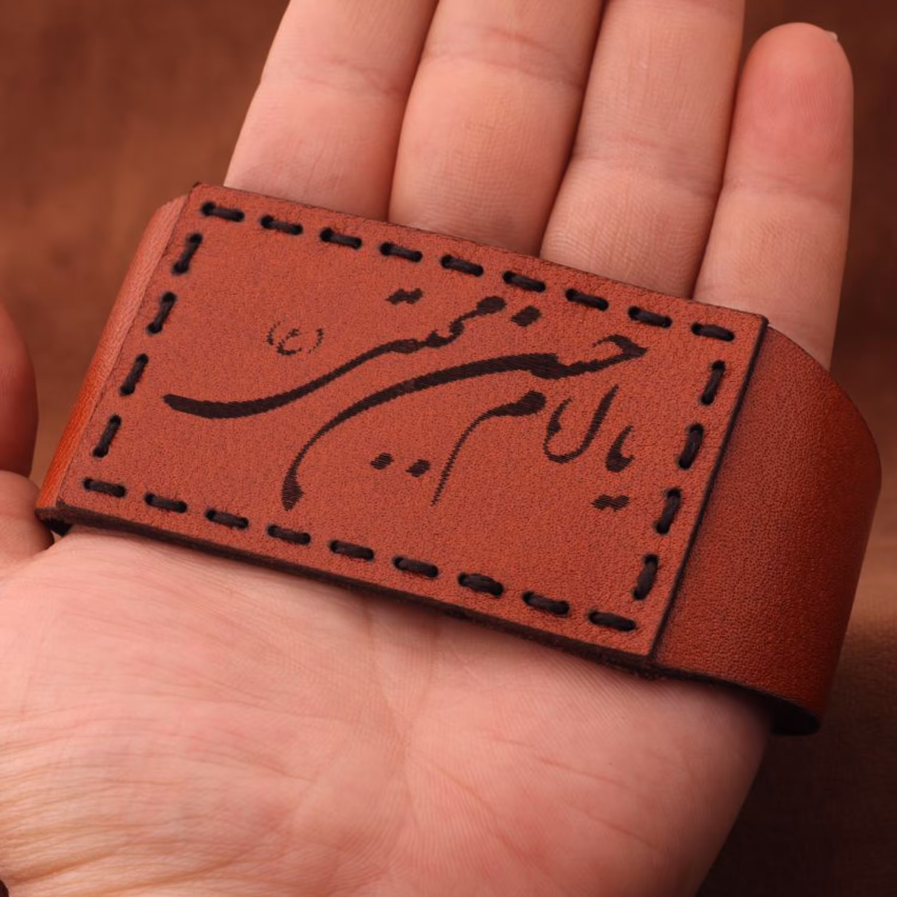 بازوبند زیبا چرم طبیعی همراه با حرز دست نویس روی پوست آهو