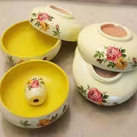 هفت سین پیاله ای سفالی زرد 10 پارچه  شامل 6 عدد پیاله 1 تخم مرغ سفالی پتینه 2 تا مینی تابلو گل و عید مبارک برند پیروز