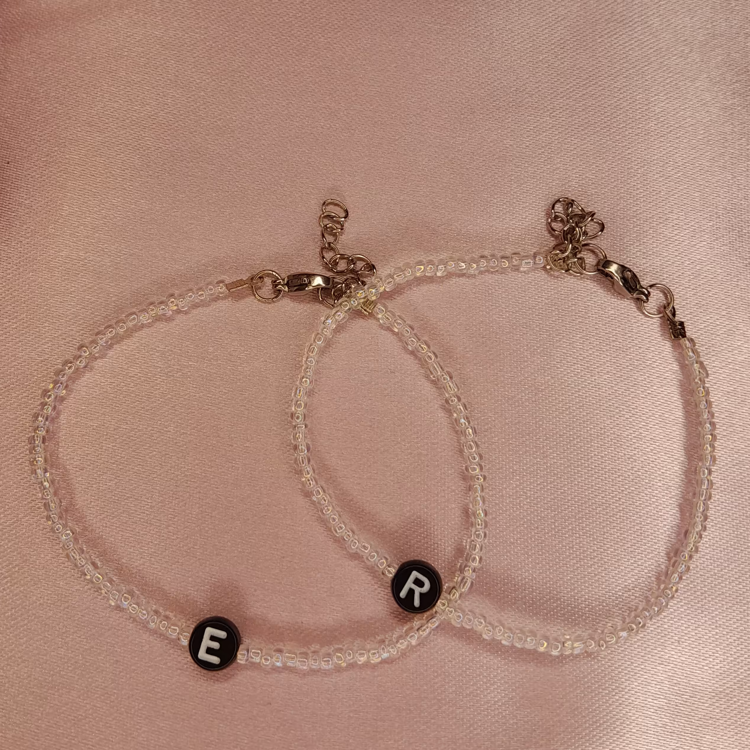 دستبند منجوقی هلوگرامی حروف مشکی دستساز