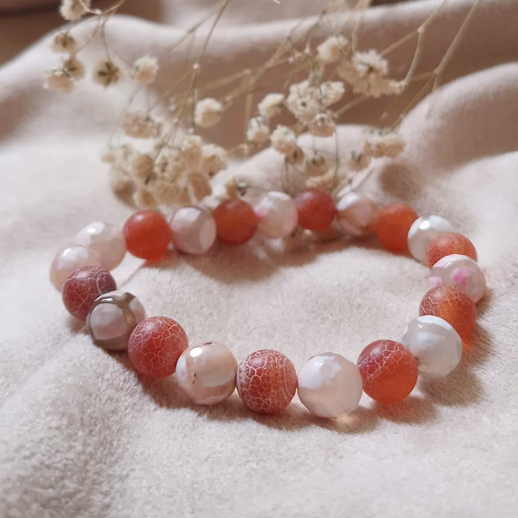 دستبند کشی سنگ عقیق صورتی و سنگ عقیق ماداگاسکار(در صورت دلخواه سفارش دستبند گره کشویی هم میشه)