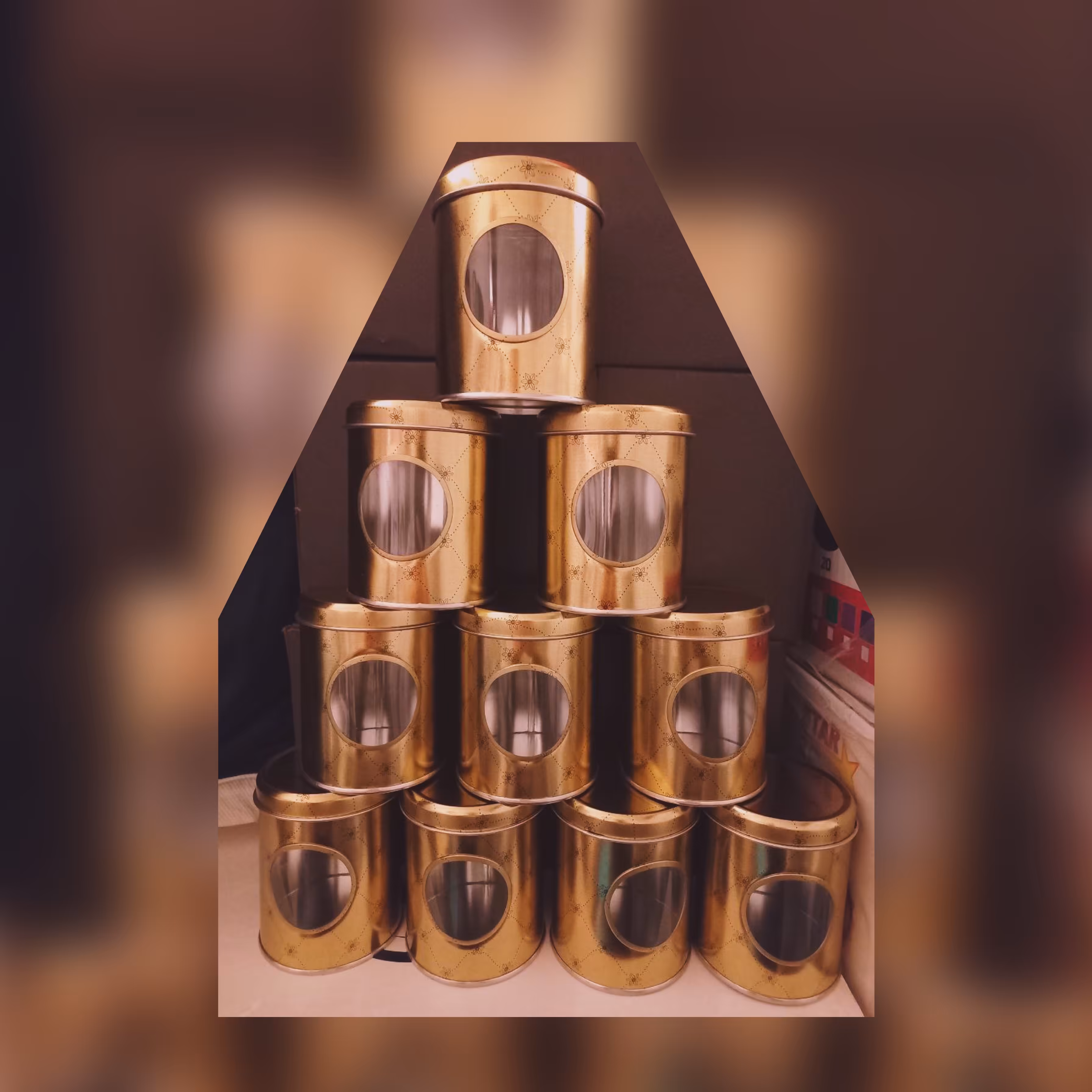 ده پارچه جا ادویه حلبی جلو پنجره ای