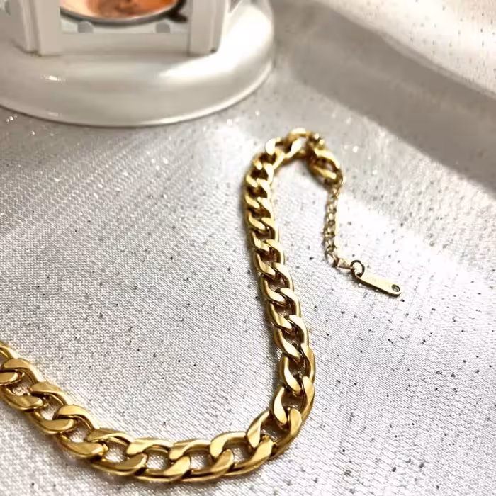 دستبند کارتیر طلایی با زنجیره های ظریف 
 جنس استیل رنگ ثابت
 خیلی ظریفه