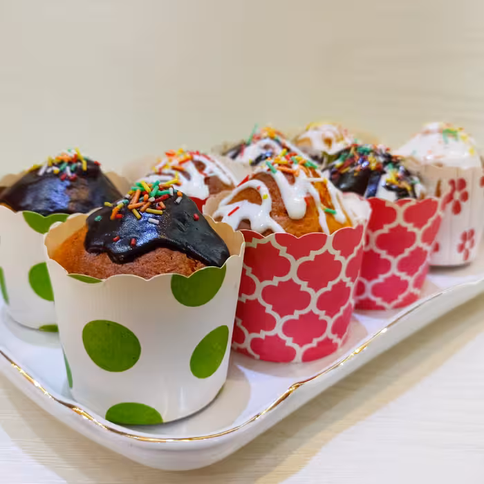 کاپ کیک خانگی با رویه شکلات و ترافل  بدونه مواد نگه دارنده و افزودنی - هزینه ارسال درون شهری به صورت پس کرایه می‌باشد   