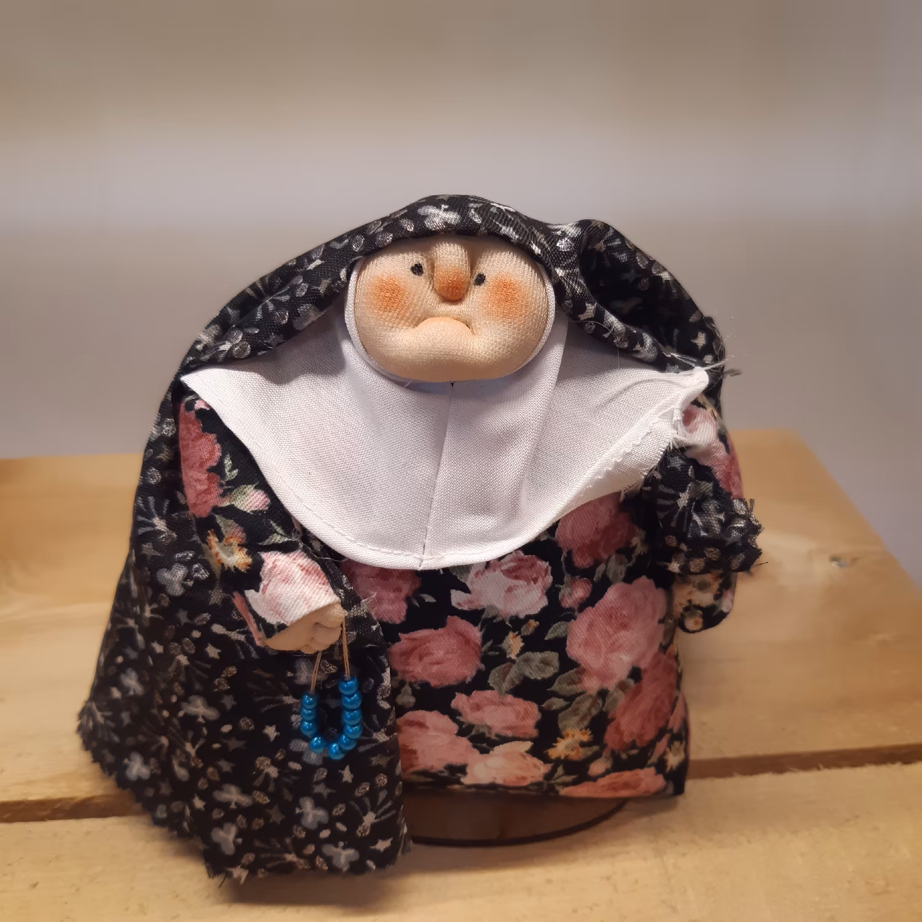 عروسک مادربزرگ مدل تسبیح بدست