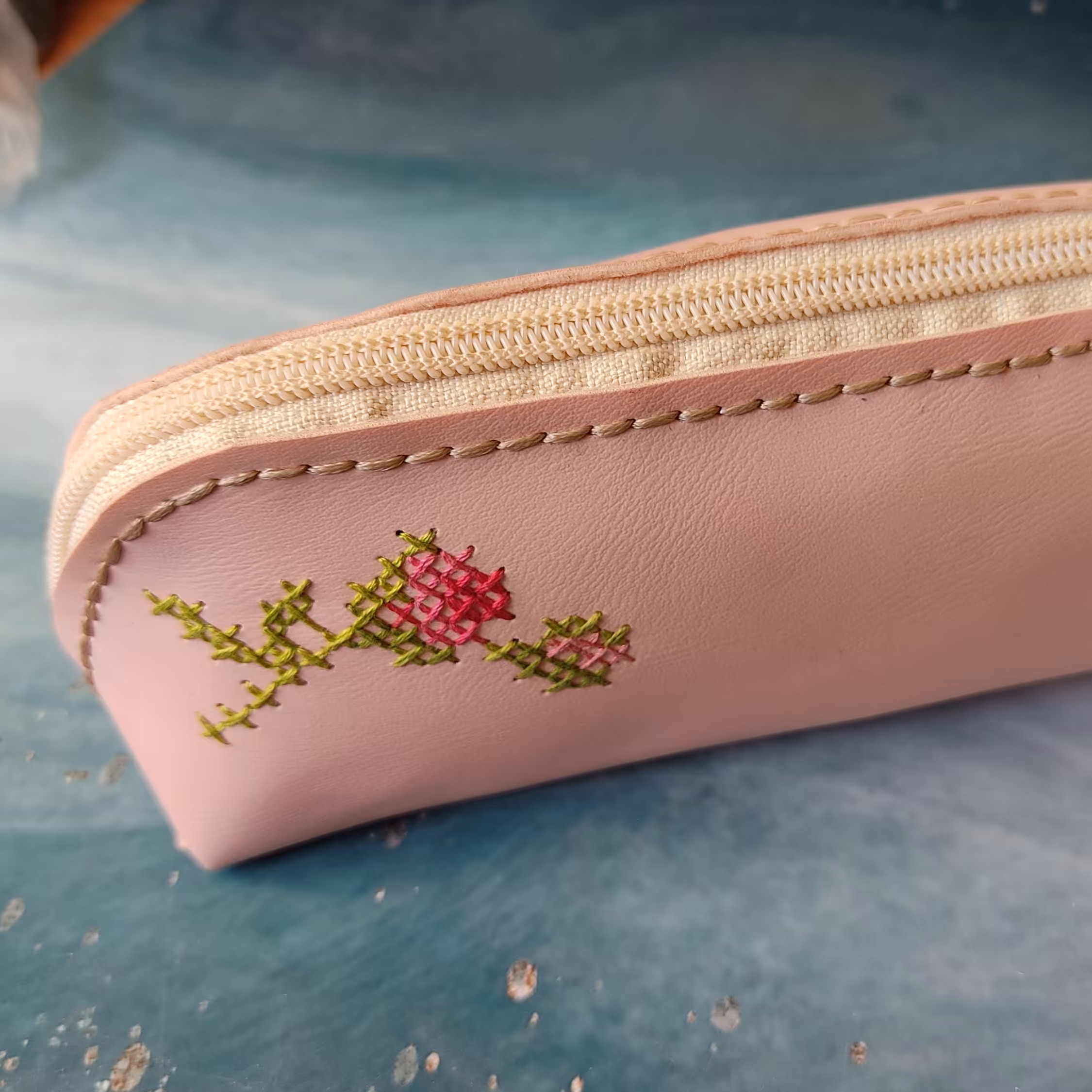 جامدادی و جای لوازم آرایشی چرمی  شماره دوزی شده و بادوام با قیمت مناسب 