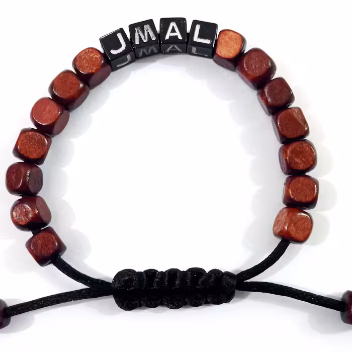 دستبند چوبی با اسم دلخواه دو نمونه هست ی نمونه تخ  نامرئی کشی ی نمونه بند با گره فرانسویی