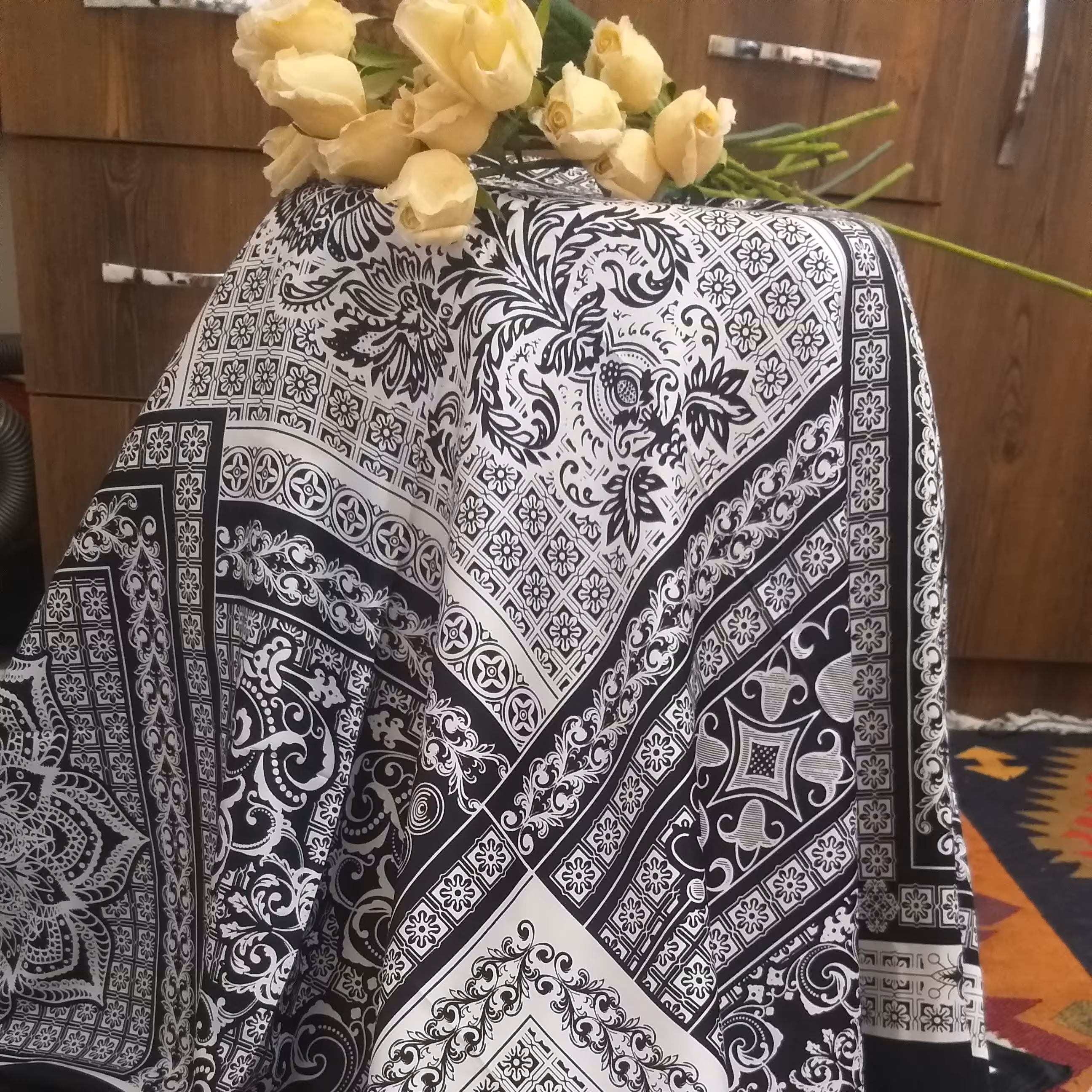 روسری ساتن مشکی و سفید قواره 120 مادرانه با قیمت عالی