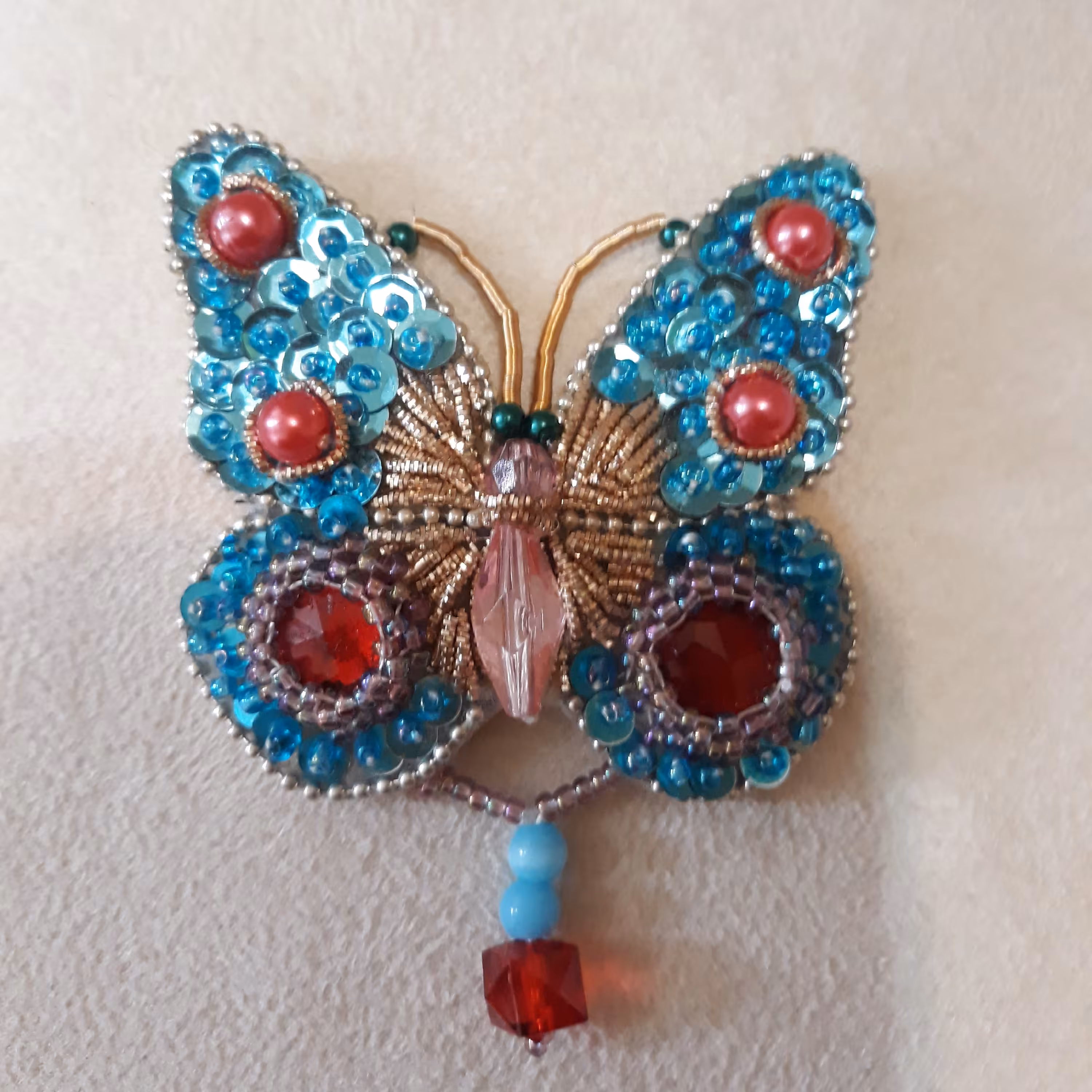 سنجاق سینه جواهر دوزی پروانه ابی