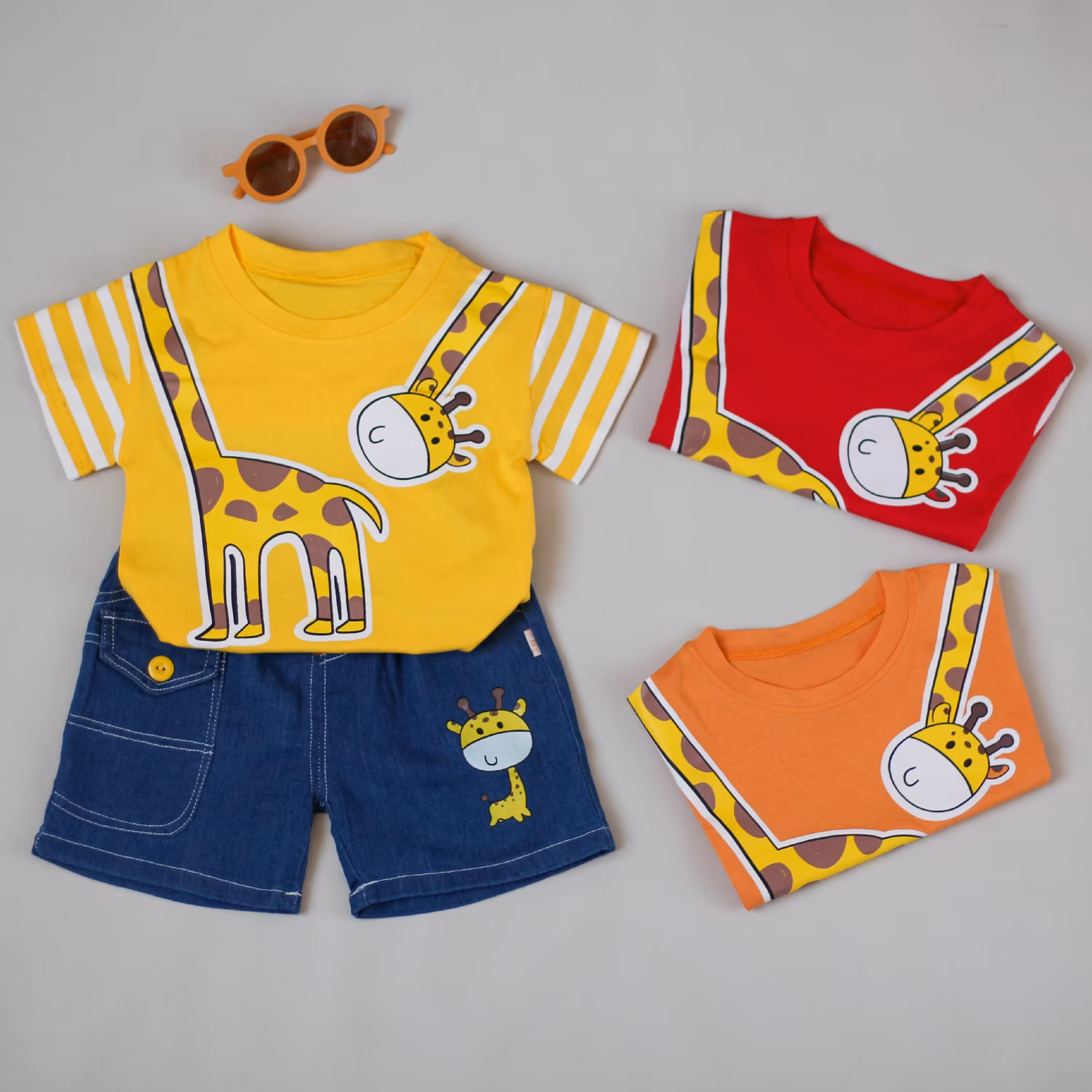 ست دو تیکه پسرانه دخترانه تیشرت و شلوارک جین زرافه ای مناسب 1 تا 5 سال