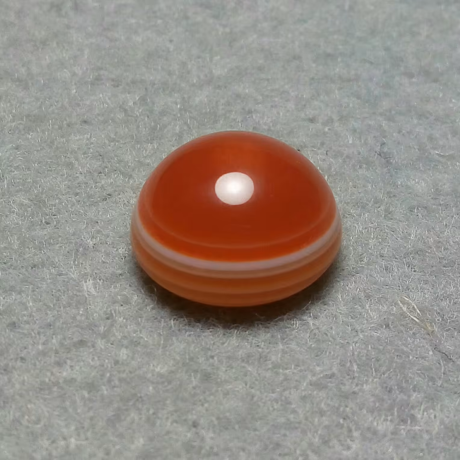 عقیق سه پوست طبیعی خوش آب و رنگ، کف تیغ آب. تراش دقیق دامله