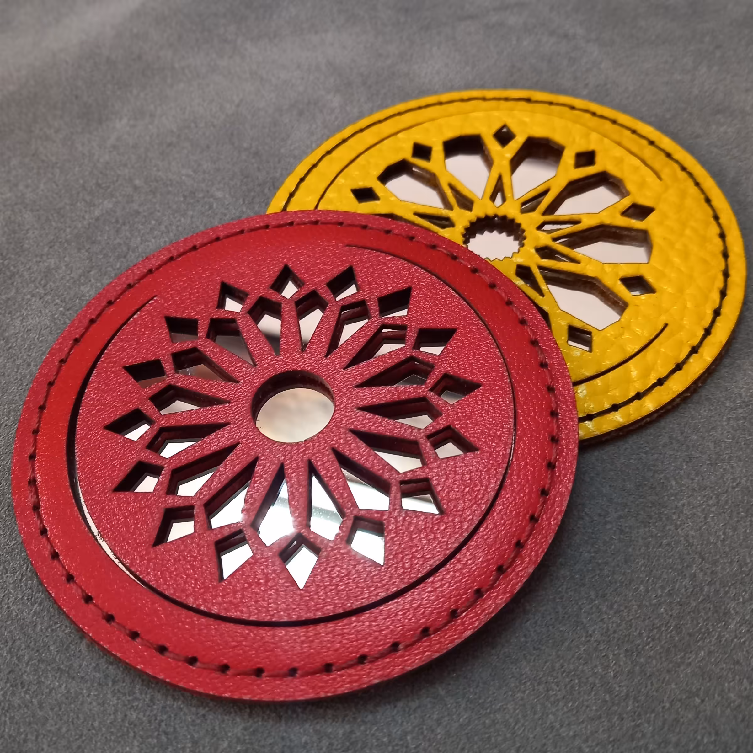 آینه جیبی چرمی