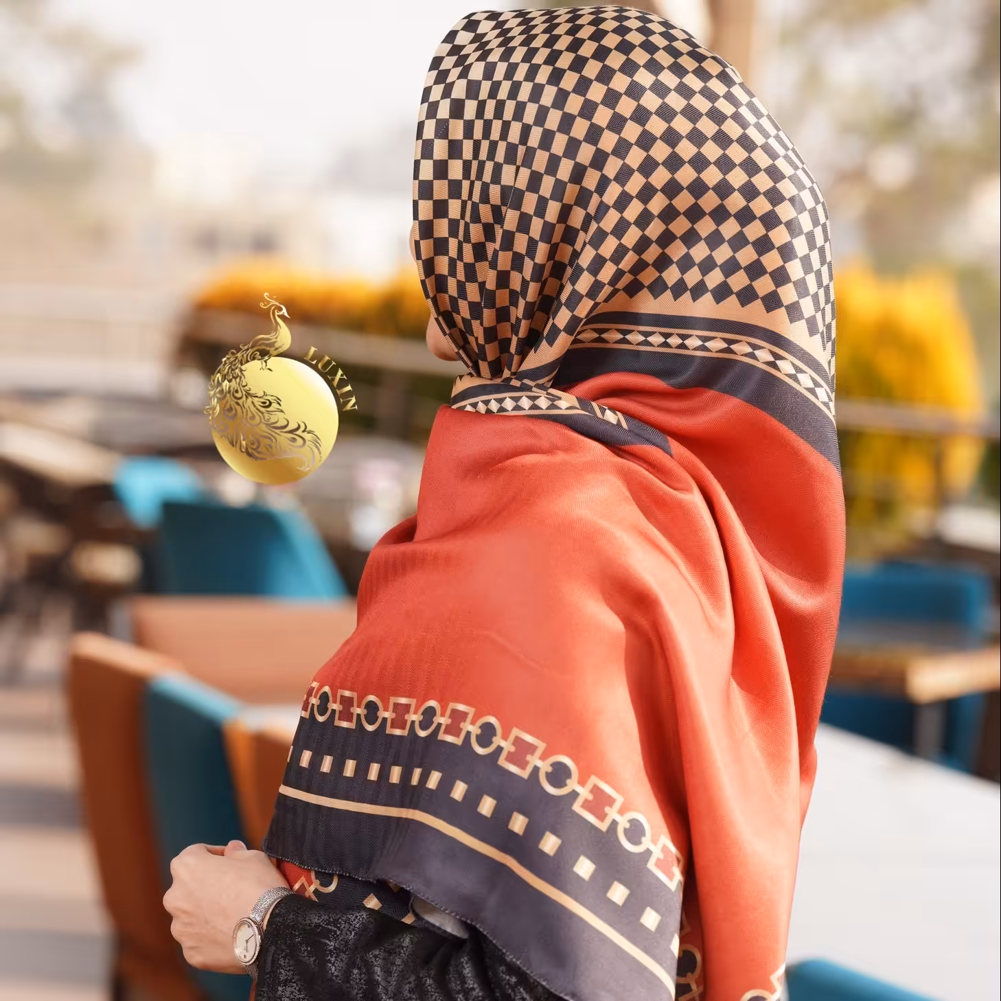 روسری قرمز طلایی