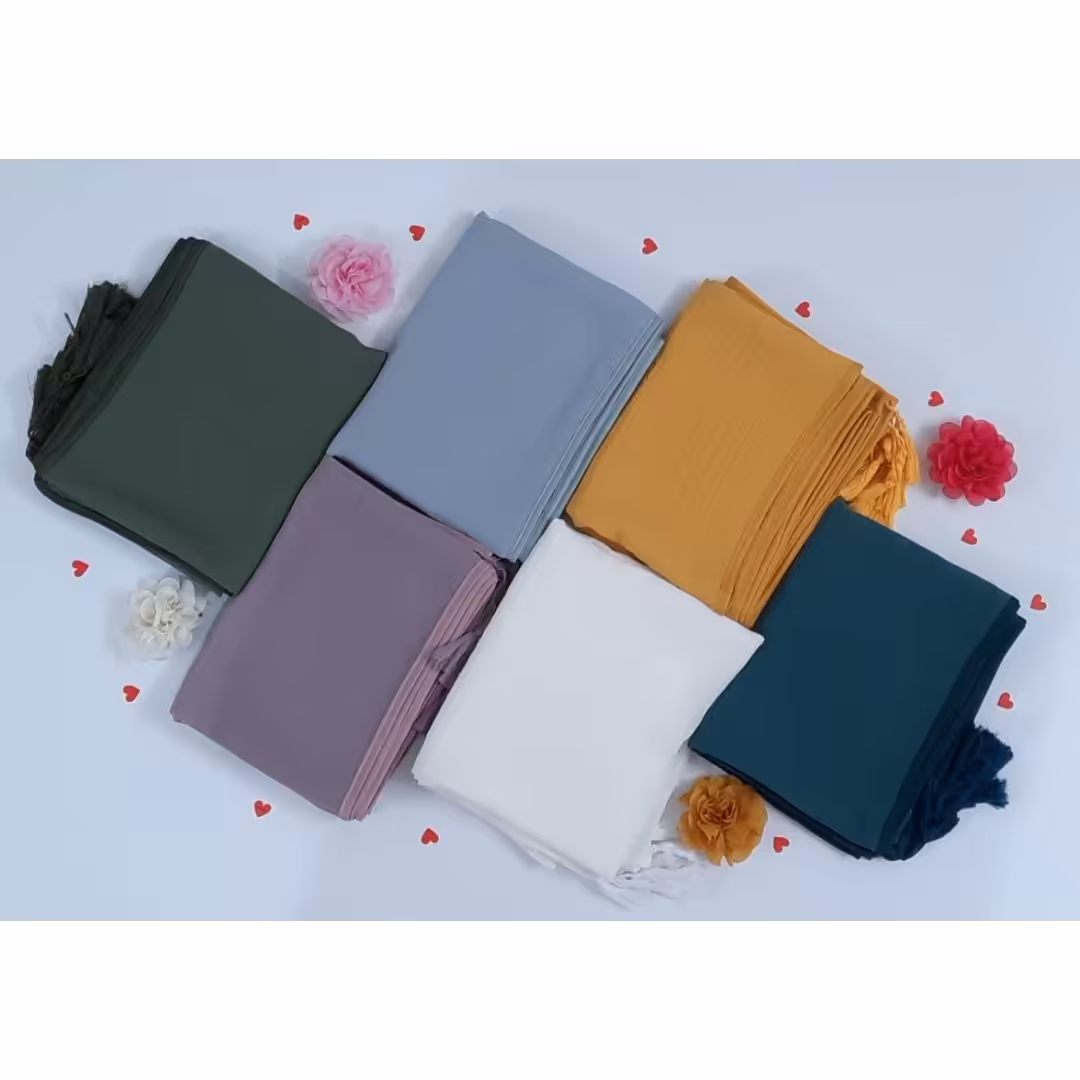 شال طوسی مزونی دور نوار دوزی شده با ایستایی شیک روی سر  دورنگ دیگه آبی لاجوردی و سبز ارتشی موجوده