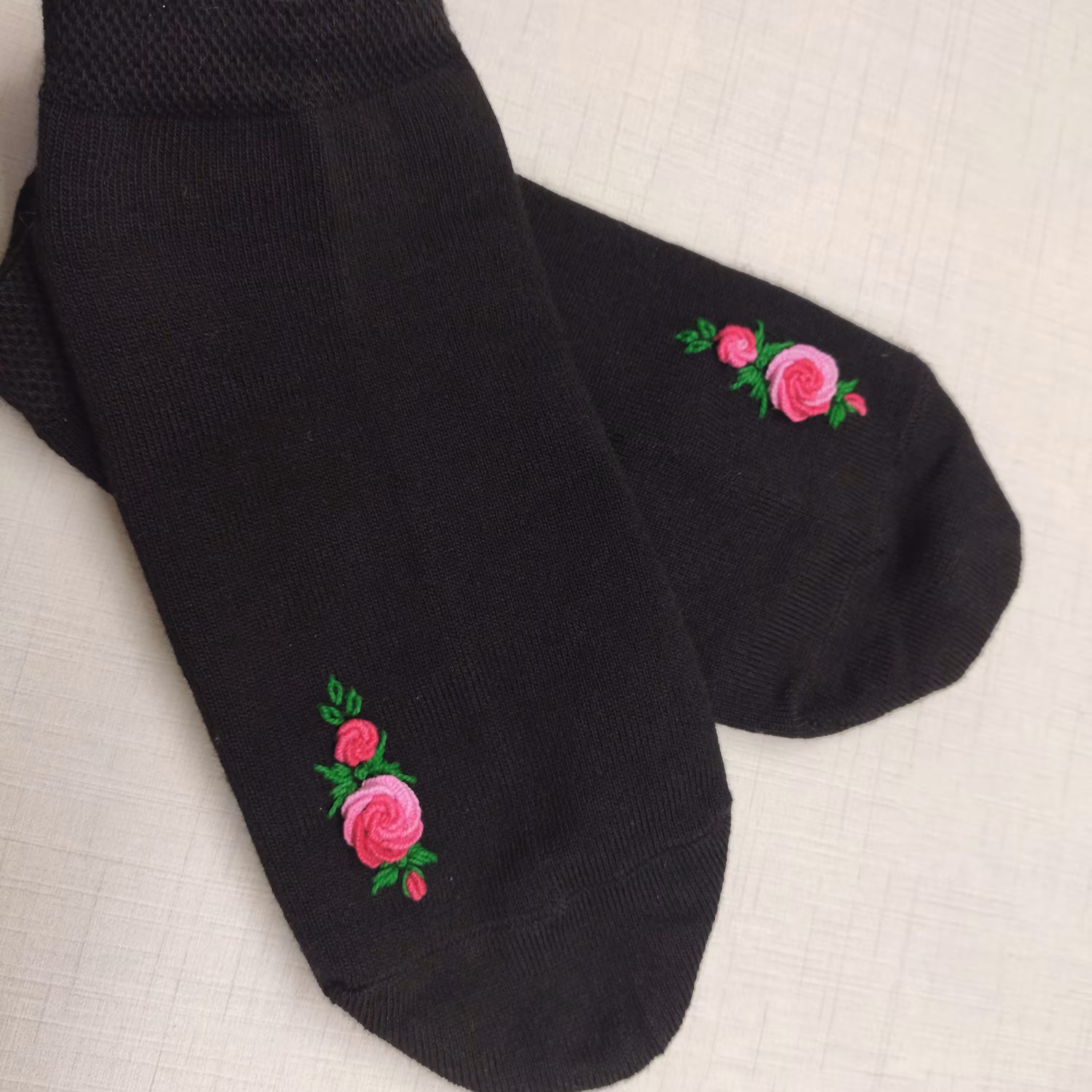 جوراب گلدوزی شده