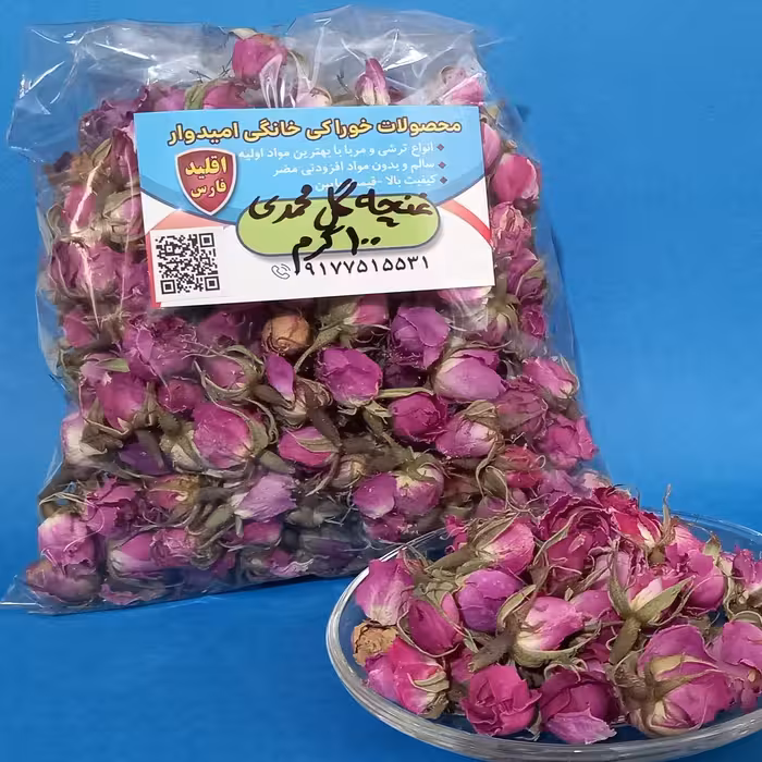 غنچه ی گل محمدی تهیه شده از باغات کوهپایه کوه بل شهرستان اقلید