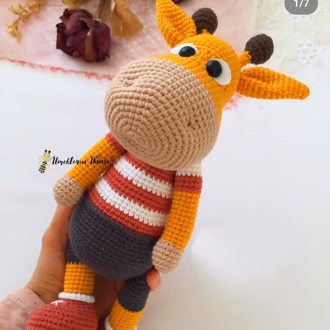 عروسک بافتنی زرافه خوشتیپ