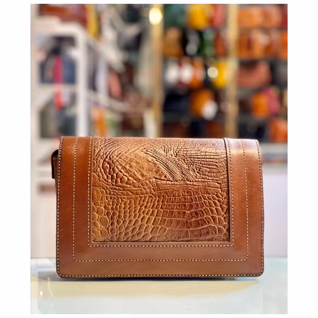 کیف دوشی زنانه چرم طبیعی گاوی تک رنگ قبل از واریزی حتما موجودی بگیرید عزیزان کد65 ارسال رایگان
