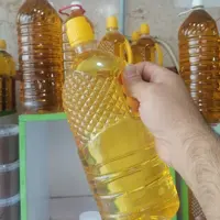 روغن آفتابگردان ریما یک لیتری تهیه شده به روش پرس سرد مناسب برای پخت و پز و سرخ کردن و سالاد 
