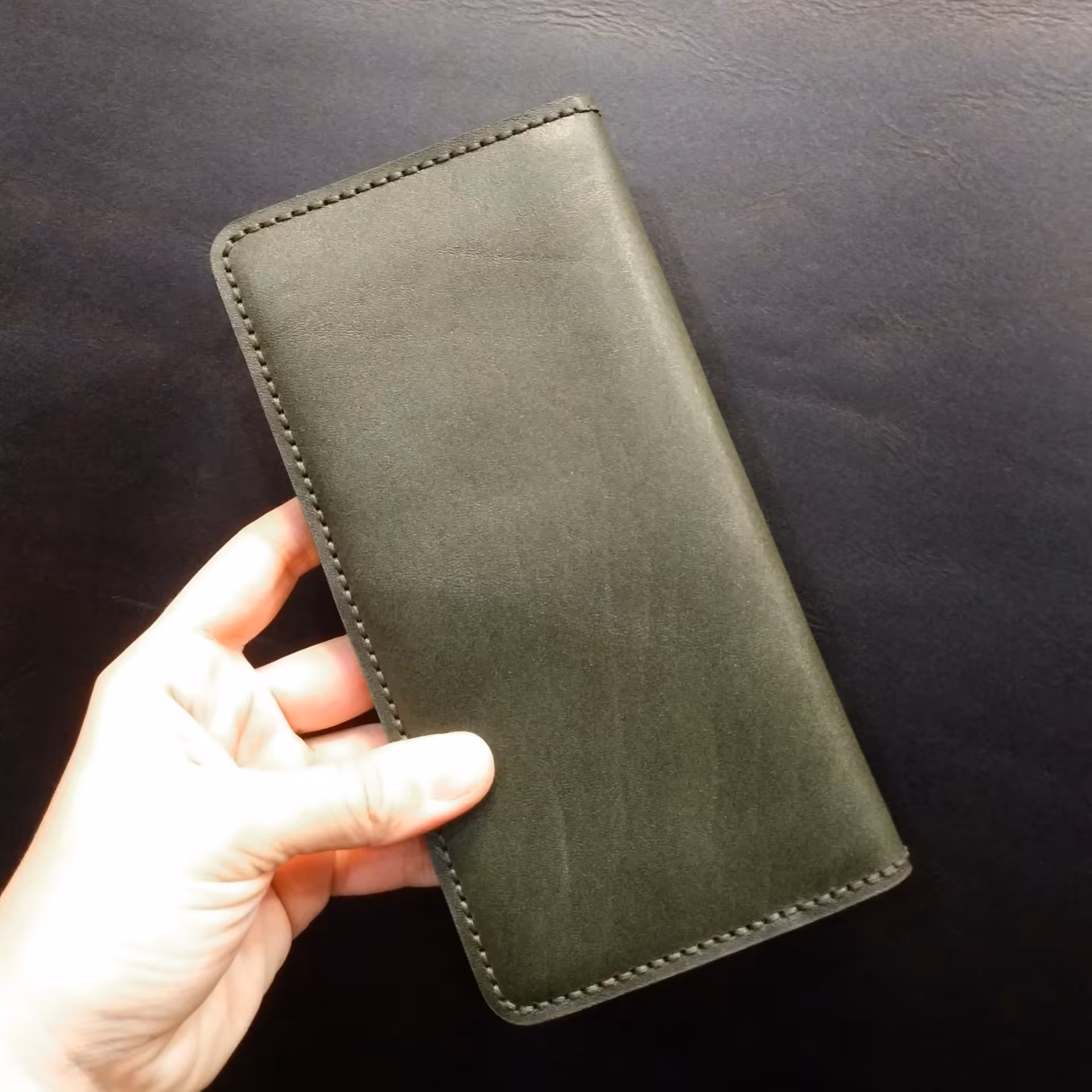 کیف پول اسپرت با چرم طبیعی گاوی و دستدوز