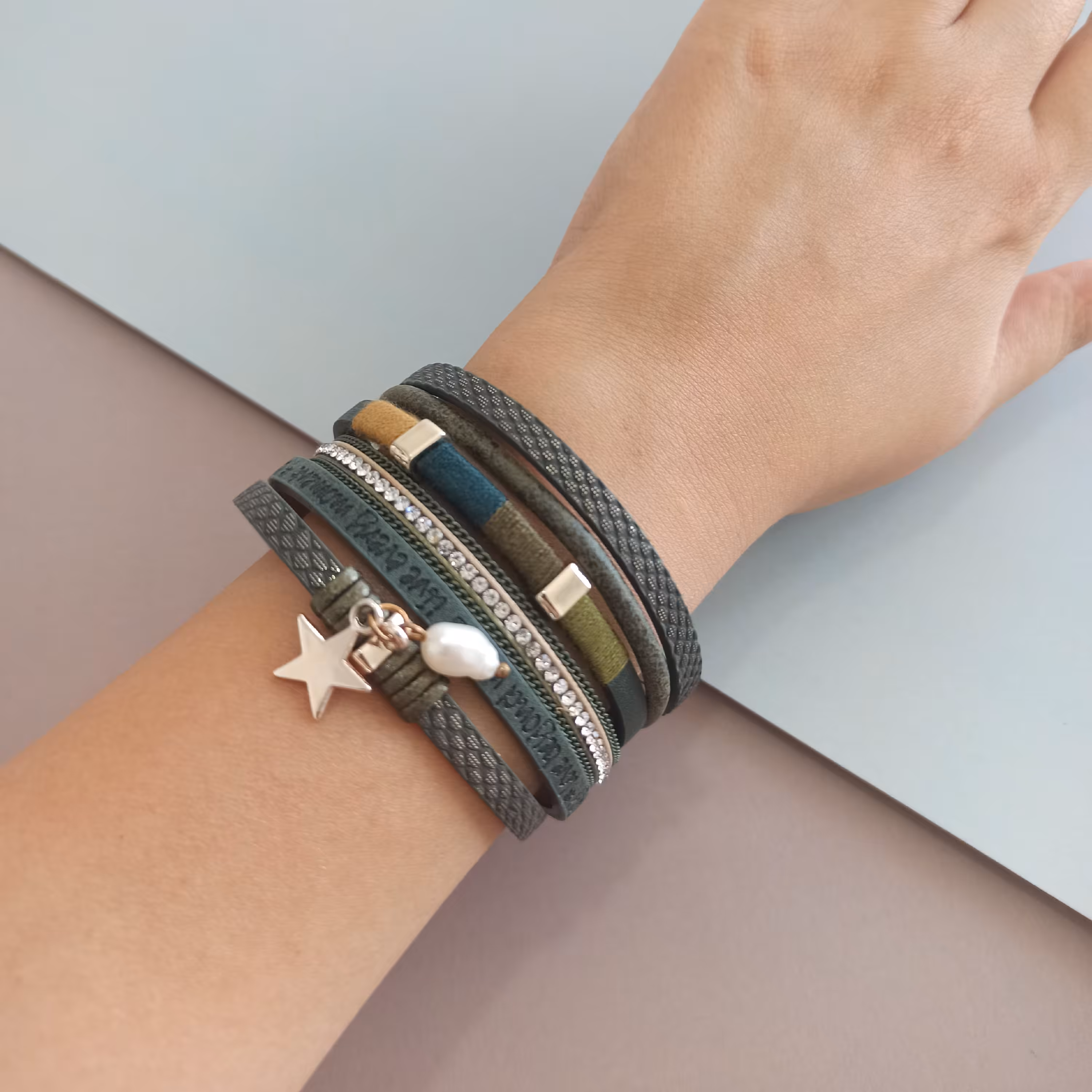 دستبند سبز چندتایی پهن چرمی خاص و زیبا ، کیفت عالی ، قفل مگنتی 