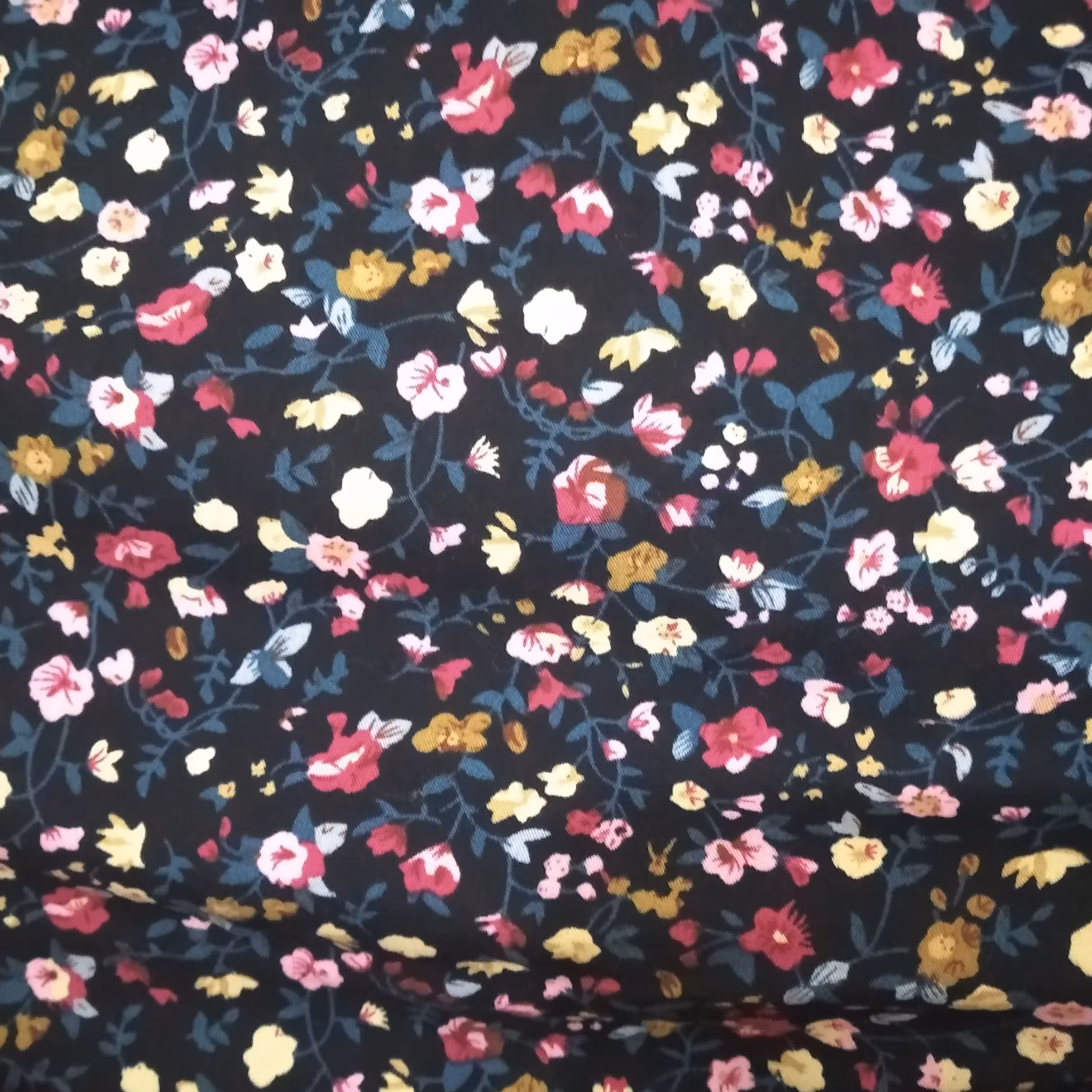 پارچه نخی گل ریز عرض یک متر ونیم متری 130 هزار تومان 