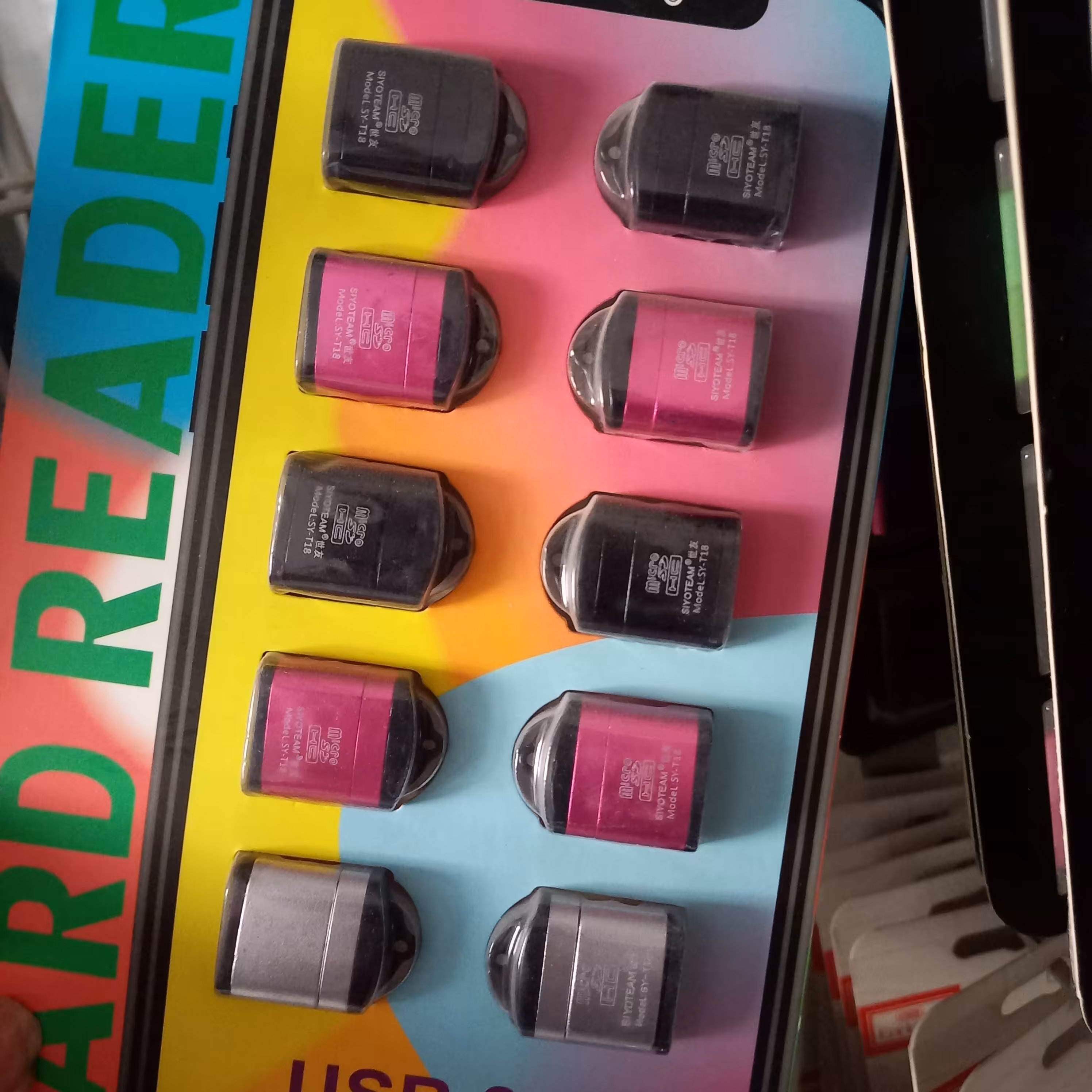 رم ریدر فلزی دارای رنگ بندی توی تصویر 